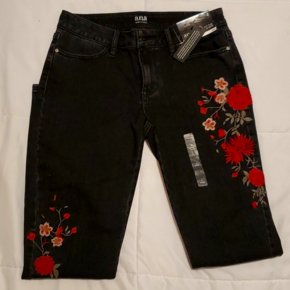 NWT Embroidered Mid Rise Jeggings